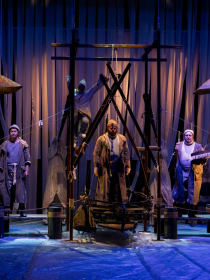 Пегий пес, бегущий краем моря